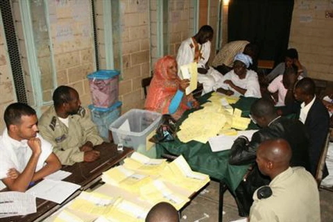Các quan chức đếm phiếu bầu tại một điểm bầu cử ở thủ đô Nouakchott ngày 23/11. (Nguồn: presstv.ir)