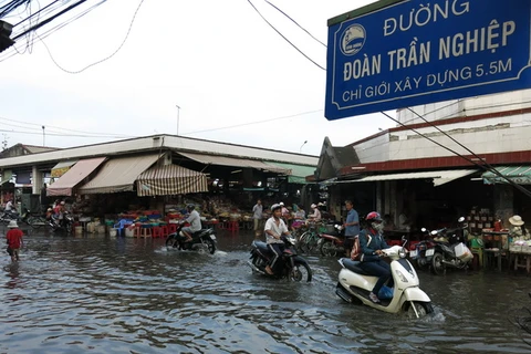 Trung tâm mua bán trên đường Đoàn Trần Nghiệp bị ngập sâu. (Ảnh: Chí Tưởng-Hải Âu/Vietnam+)