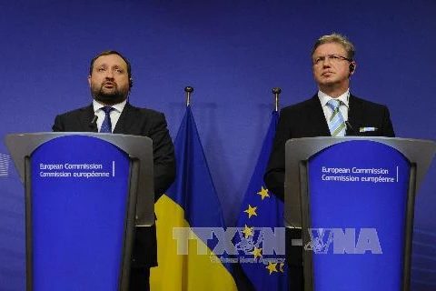 Phó Thủ tướng Ukraine Serhiy Arbuzov (trái) và Cao ủy phụ trách chính sách mở rộng và các khu vực phụ cận EU, Stefan Fule tại cuộc họp báo chung sau cuộc hội đàm. AFP/ TTXVN