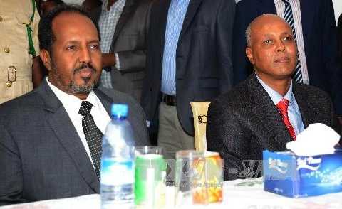  Tân Thủ tướng Somalia Abdiweli Sheikh Ahmed (phải) phát biểu tại Mogadishu ngày 12/12. AFP/ TTXVN