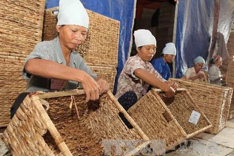 Sản xuất hàng mây tre đan xuất khẩu tại huyện Phúc Xuyên, Hà Nội. (Ảnh: Trần Việt/TTXVN)