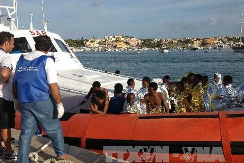 Những người nhập cư được cứu sống đưa vào đảo Lampedusam, Italy. (Ảnh: AFP/TTXVN) 