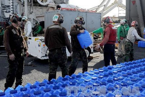 Hải quân Mỹ chuyển nước sạch tới Tacloban, giúp đỡ các nạn nhân bão Haiyan. (Ảnh: AFP/TTXVN)