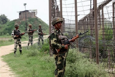 Binh lính Ấn Độ tuần tra tại khu vực biên giới giáp với Pakistan. (Nguồn: AFP)