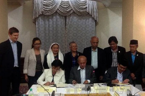 Lễ ký thỏa thuận về chia sẻ thu nhập địa phương với khu vực tự trị của người Hồi giáo ở Mindanao giữa chính phủ Philippines và nhóm MILF ngày 13/7. (Ảnh: AFP/TTXVN)