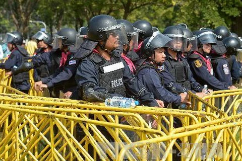 Cảnh sát chống bạo động triển khai để đối phó với những người biểu tình chống chính phủ tại sân vận động ở Bangkok ngày 25/12. (Ảnh: AFP/TTXVN)