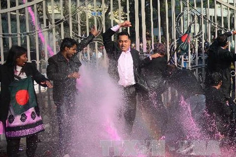 Cảnh sát phun nước giải tán người biểu tình tại Dhaka ngày 29/12. (Ảnh: THX/TTXVN)