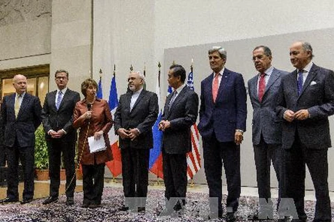 Đại diện Nhóm P5+1 và Ngoại trưởng Iran tại một cuộc đàm phán ở Thụy Sĩ hồi tháng 11. (Ảnh: AFP/TTXVN) 
