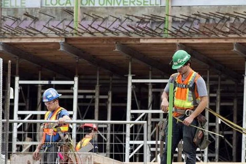 Công nhân làm việc tại một công trường xây dựng bệnh viện ở Montreal. (Nguồn: The Canadian press) 