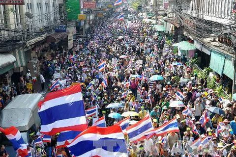Người phản đối chính phủ tổ chức biểu tình ở thủ đô Bangkok, Thái Lan. (Ảnh: THX/TTXVN)