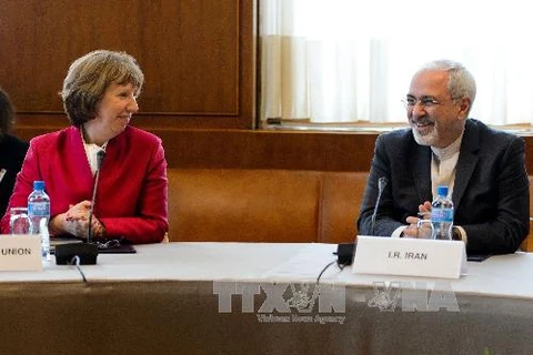 Bà Catherine Ashton (trái) và Ngoại trưởng Iran Mohammad Javad Zarif trước đàm phán tại Thụy Sĩ. (Ảnh: AFP/TTXVN)