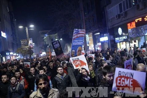 Biểu tình phản đối tham nhũng ở quận Kadikoy, Istanbul ngày 25/12. (Ảnh: AFP/TTXVN)