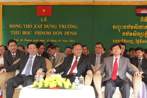 Ông Nguyễn Thế Thảo (ngoài cùng bên trái) dự lễ động thổ. (Ảnh: Xuân Khu/Vietnam+)
