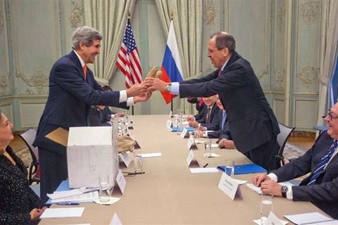 Ngoại trưởng Mỹ John Kerry và người đồng cấp Nga Sergei Lavrov trong cuộc gặp tại Paris. (Nguồn: worldnews.nbcnews.com) 