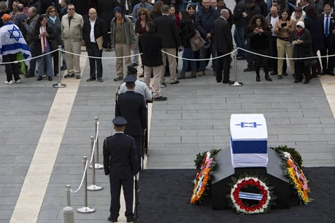 Người dân Israel thể hiện sự kính trọng với cựu Thủ tướng Ariel Sharon. (Nguồn: AP)
