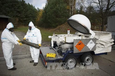 Các nhân viên trong trang phục bảo hộ diễn tập tại khu vực tiêu hủy vũ khí hóa học. Ảnh minh họa. (Nguồn: AFP/TTXVN)