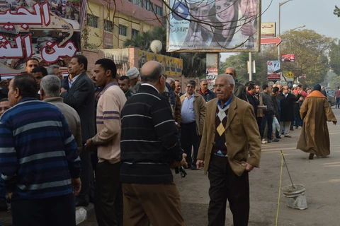 Trước giờ mở cửa, rất đông cử tri đã xếp hàng dài tại một điểm bỏ phiếu ở thủ đô Cairo. (Ảnh: Hoàng Chiến/Vietnam+)