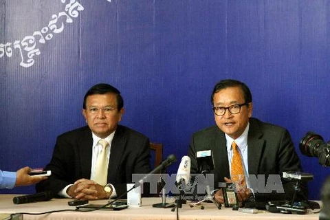 Ông Sam Rainsy (phải) trong cuộc họp báo tại Phnom Penh ngày 28/12/2013. (Ảnh: THX/TTXVN)