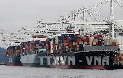 Tàu chở container tại cảng Oakland ở Oakland, California (Mỹ). (Ảnh: AFP/TTXVN)