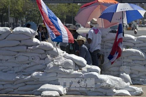 Chướng ngại vật những người biểu tình chống chính phủ dựng ở Bangkok ngày 14/1. (Ảnh: AFP/TTXVN) 