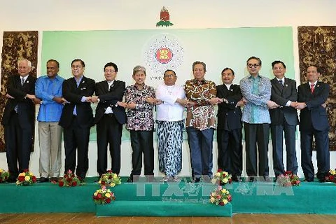 Các Bộ trưởng Ngoại giao ASEAN chụp hình lưu niệm trước phiên họp (Nguồn: TTXVN)