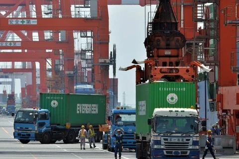 Dỡ hàng từ tàu tại cảng quốc tế Tokyo. (Nguồn: AFP/ TTXVN)