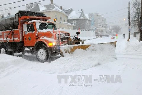 Tuyết phủ kín đường phố tại Winthrop, bang Massachusetts ngày 3/1. (Ảnh: AFP/TTXVN)