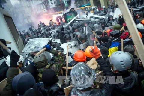 Xung đột giữa cảnh sát và người biểu tình tại Kiev. (Ảnh: AFP/TTXVN)