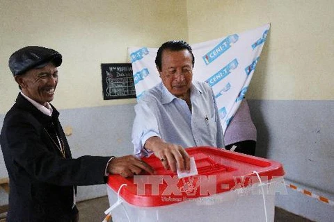 Cử tri Madagascar bỏ phiếu tại điểm bầu cử ở Antananarivo, ngày 20/12. (Ảnh: AFP/TTXVN)