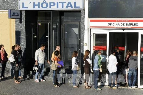 Người dân xếp hàng chờ xin việc tại văn phòng việc làm của nhà nước ở thủ đô Madrid. (Ảnh: AFP/TTXVN)