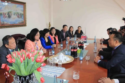 Đại sứ Nguyễn Thị Hoàng Anh chúc Tết ban lãnh đạo Trung tâm thương mại Đồng Xuân. (Ảnh: Mạnh Hùng/Vietnam+)