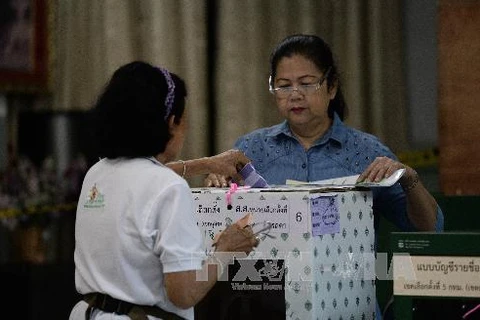 Cử tri bỏ phiếu tại điểm bầu cử ở Bangkok ngày 2/2. (Ảnh: AFP/TTXVN)