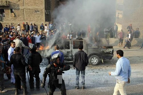 Người biểu tình tấn công cảnh sát tại quận Nasr City, phía đông bắc thủ đô Cairo trong một cuộc đụng độ. (Ảnh: AFP/TTXVN)