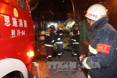 Ngày 9/2, nhiều vụ tai nạn ô tô đã xảy tại đường cao tốc Huyu (từ Thượng Hải đến Trùng Khánh) đi qua tỉnh Hồ Bắc, Trung Quốc, làm hàng nghìn xe bị ùn lại trên đường. Nguyên nhân ban đầu được cho là do tuyết rơi khá dày tại khu vực này. (Nguồn: THX-TTXVN)