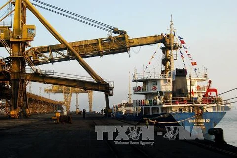 Tàu Panama và tàu Vinacomin 02, trọng tải 3000 DWT đã đến “xông” cảng Cẩm Phả và nhận tấn than đầu tiên của năm Giáp Ngọ 2014. (Nguồn: TTXVN)