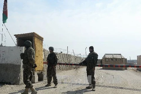 Binh sỹ Afghanistan gác tại nhà tù Bagram ngày 13/2. (Ảnh: AFP/TTXVN)