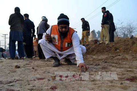 Nhân viên an ninh điều tra tại hiện trường một vụ đánh bom ở Peshawar. (Ảnh: THX/TTXVN)