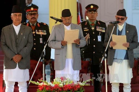 Tổng thống Nepal Ram Baran Yadav (giữa), Thủ tướng mới được bầu Sushil Koirala (phải) tại lễ tuyên thệ nhậm chức. (Ảnh: AFP/TTXVN)