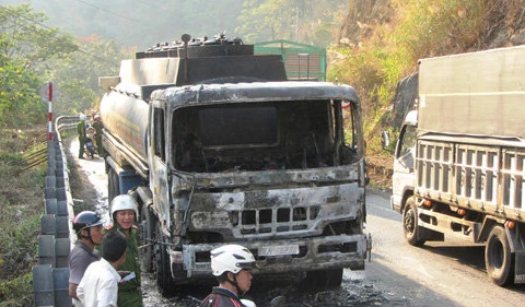 Xe bồn chở 32.000 lít xăng bất ngờ bốc cháy trên đèo Bảo Lộc