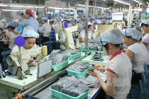 Sản xuất giày tại Công ty trách nhiệm hữu hạn Pou Yuen. (Ảnh: Thanh Vũ/TTXVN)