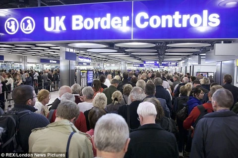 Người dân xếp hàng làm thủ tục nhập cảnh vào Anh. (Nguồn: REX)