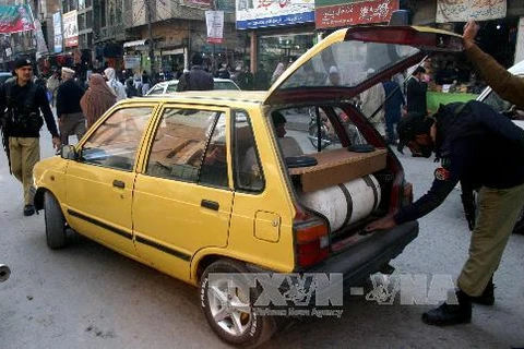 Cảnh sát Pakistan kiểm tra phương tiện giao thông trong bối cảnh an ninh được tăng cường tại Peshawar ngày 17/2. (Ảnh: THX/TTXVN)