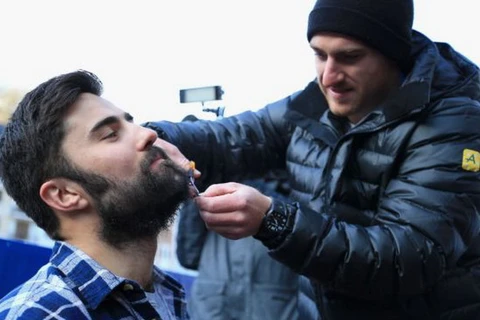 Vận động viên trượt tuyết cạo râu làm từ thiện tại Sochi
