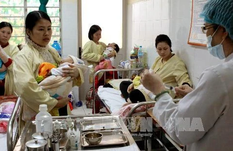 Điều trị cho trẻ bị mắc sởi tại Bệnh viện Nhi trung ương. (Ảnh: Dương Ngọc/TTXVN)