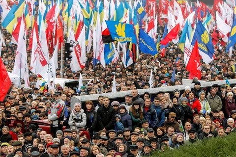 Người biểu tình tập trung bên ngoài trụ sở quốc hội tại thủ đô Kiev. (Ảnh: voiceofrussia.com)