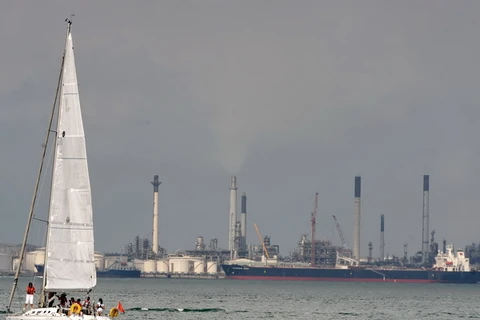 Các nhà máy lọc dầu của Singapore tại đảo Jurong. (Ảnh: AFP/TTXVN)