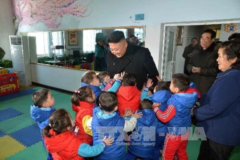 Ông Kim Jong-un thăm một nhà trẻ. (Ảnh: AFP/KCNA/TTXVN)