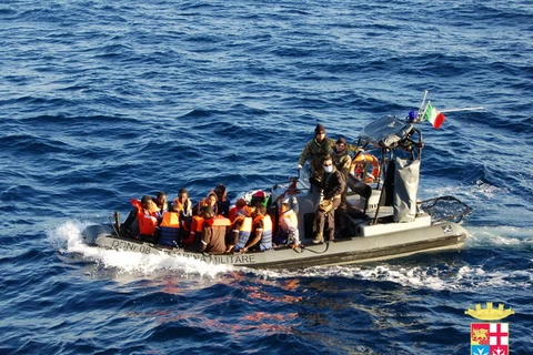 Hải quân Italy cứu hàng trăm người nhập cư từ châu Phi