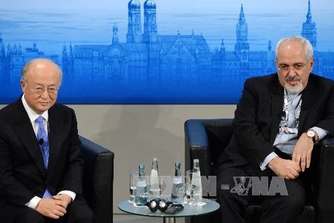 Ngoại trưởng Iran Mohammad Javad Zarif (phải) và Tổng Giám đốc Cơ quan Năng lượng nguyên tử quốc tế (IAEA) Yukiya. (Ảnh: AFP/TTXVN)