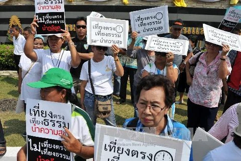 Người biểu tình chống chính phủ tuần hành bên ngoài Ủy ban chống tham nhũng quốc gia tại Bangkok ngày 26/2. (Ảnh: THX/TTXVN) 